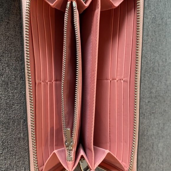 STUNNING PINK COACH GENUINE LEATHER BI~FOLD WALLET - Picture 3 of 3